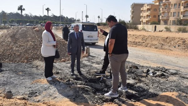اللجنة الاستشارية أثناء معاينة موقع الحريق 