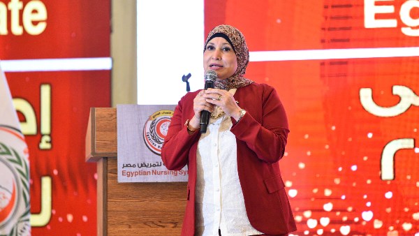 القلب النابض.. كوثر محمود تشيد بدور التمريض في يومهم العالمي