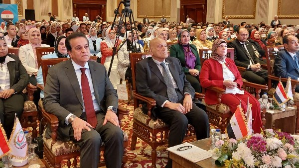 الدكتور مجدي يعقوب وإلي جواره وزير الصحة ونقيب التمريض 