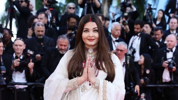 النجمة الهندية آيشواريا راي تلفت الأنظار على السجادة الحمراء بمهرجان كان