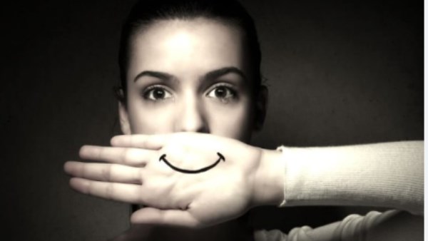 الاكتئاب المبتسم.. الأعراض وكيفية العلاج