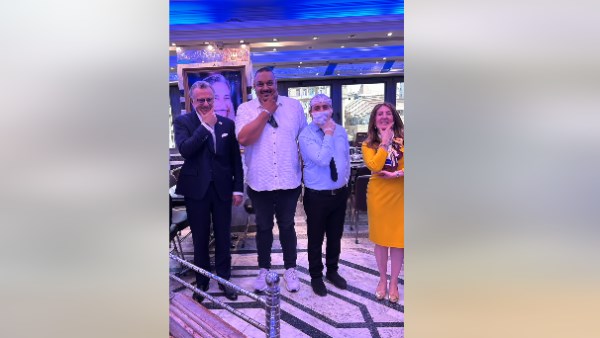 بيضرب كشري بالشطة.. ماذا فعل كبير مستشاري ترامب في شوارع وسط البلد؟