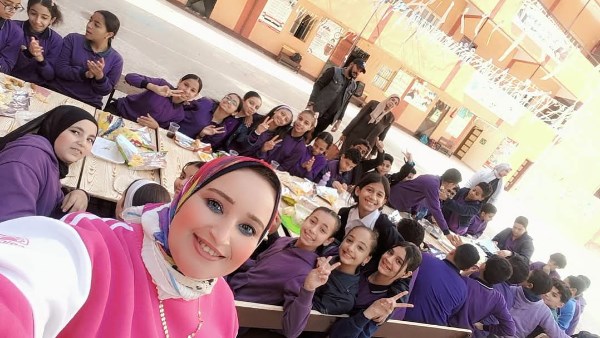 مديرة مدرسة ببورسعيد تنظم "إفطار جماعي" للطالبات