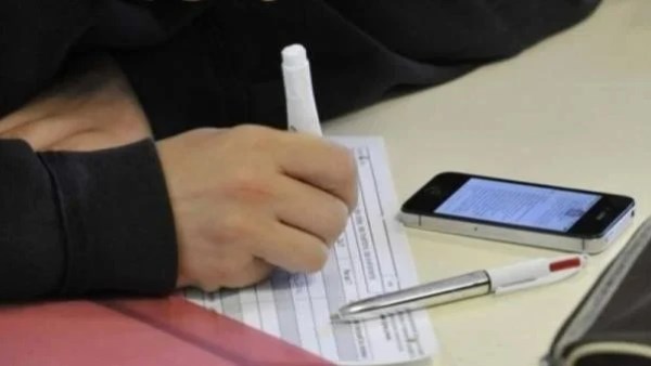 قبل ساعات من انطلاق امتحانات الإعدادية| منع الموبايل داخل اللجان للطلاب والمعلمين