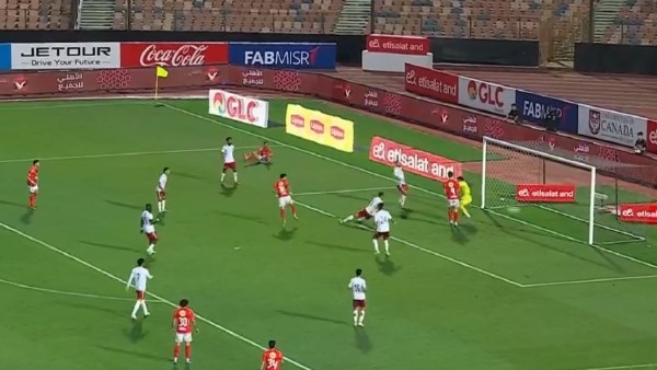 في الدقيقة 27.. كوكا يسجل الهدف الثاني للأهلي في شباك حرس الحدود