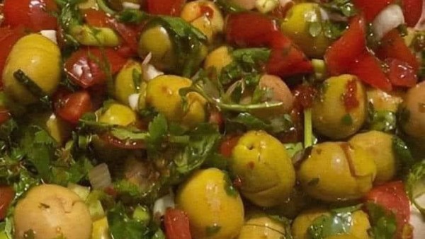 طريقة عمل سلطة الزيتون بنكهات شرقية مميزة 