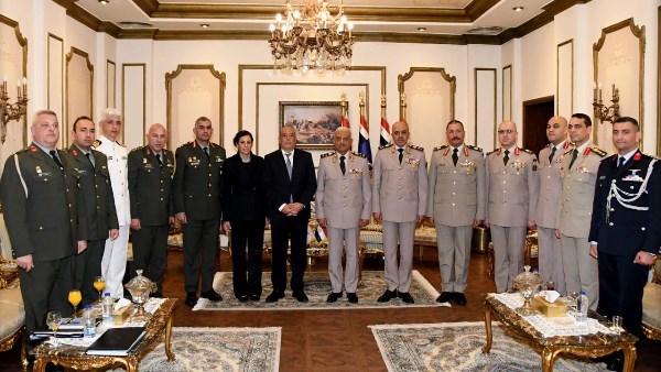 لقاء وزير الدفاع مع نظيره القبرصي