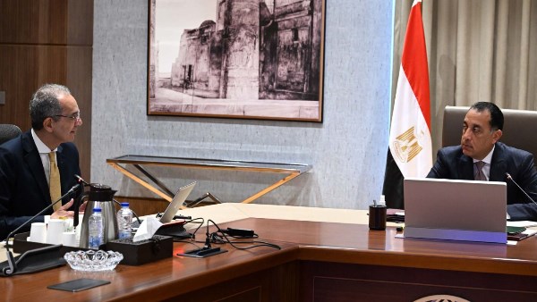 رئيس الوزراء ووزير الاتصالات