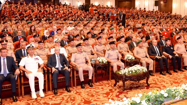 وزير الدفاع وقادة القوات المسلحة