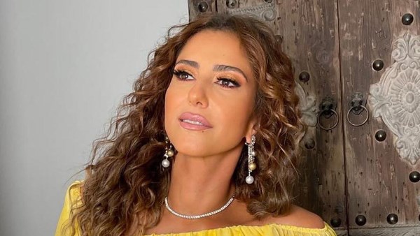 اوف شولدر كنارى..حنان مطاوع تخطف الانظار فى احدث ظهور لها