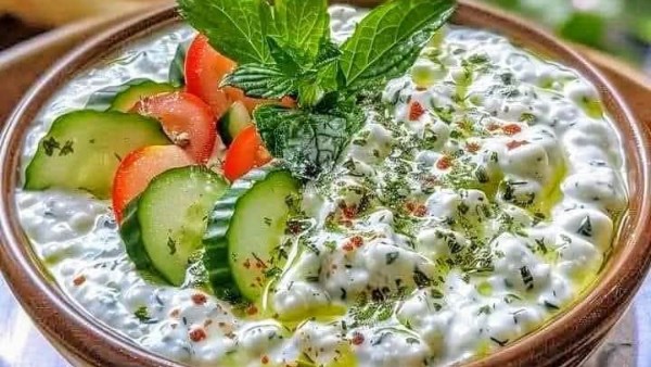 طريقة عمل سلطة الزبادى والخيار.