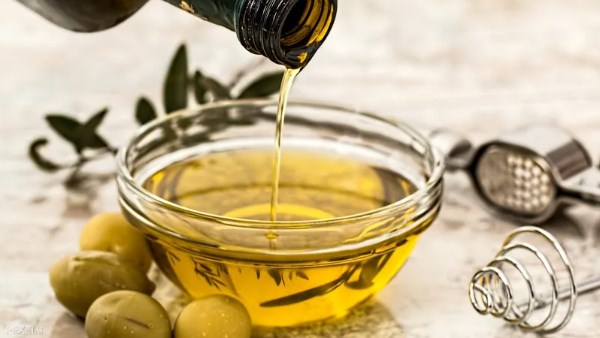 ماذا يحدث لجسمك عند استخدام زيت الزيتون؟