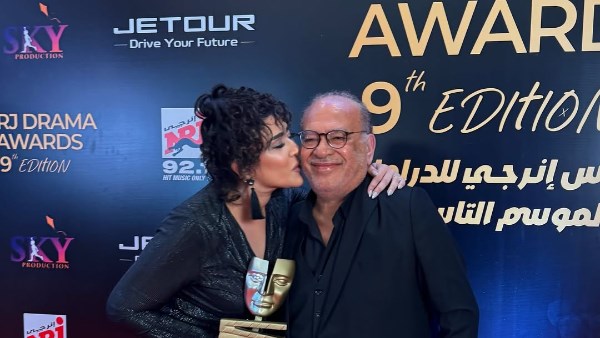 بفستان جرئ ..ابنة صلاح عبدالله تثير الجدل فى توزيع جوائز كأس إنرجي