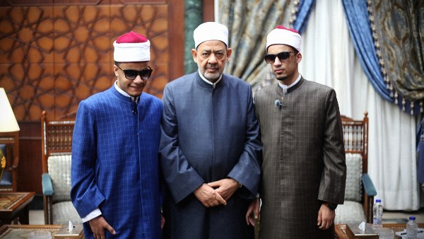 شيخ الأزهر برفقة الطالب صاحب البصيرة محمد أحمد حسن الذي أمّ المصلين بصلاة التروايح خلال شهر رمضان بالجامع الأزهر 