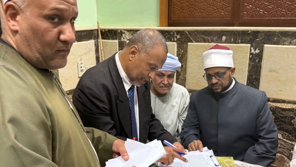 أمين «البحوث الإسلامية» خلال مشاركته في إنهاء خصومات ثأرية بمحافظة الأقصر