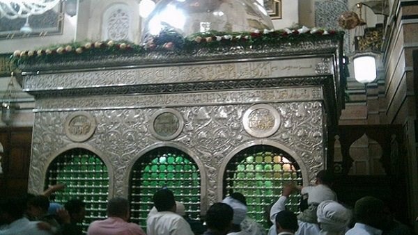 حكم زيارة قبور أولياء الله الصالحين