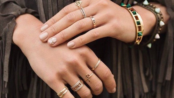  لبس المرأة الخاتم فى السبابة