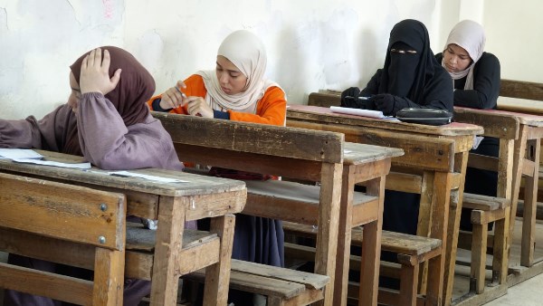 طلاب القسم الأدبي يؤدون امتحانات الشهادة الثانوية الأزهرية