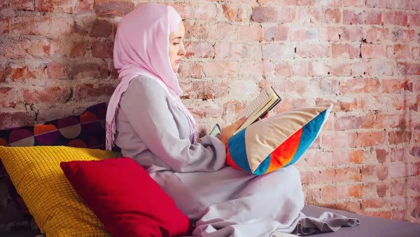 حكم قراءة القرآن أثناء الجلوس على السرير