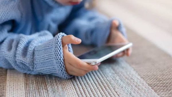 مخاطر إستخدام الأطفال المفرط للهواتف المحمولة