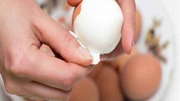 أخطاء نرتكبها عند سلق البيض تجعل البياض يتلسق بالقشرة