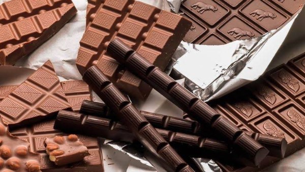 ماذا يحدث لجسمك عند تناول الشوكولاتة الداكنة؟