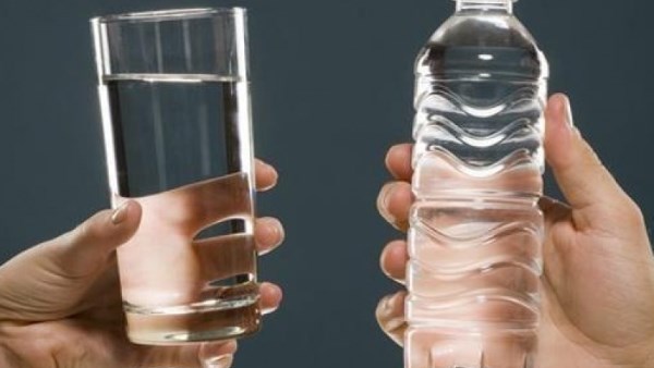 10 فوائد لتناول المياة على الريق 