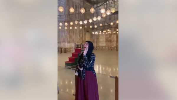 فتاة ترفع الأذان من مسجد قلعة صلاح الدين