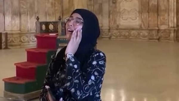 فيديو الفتاة التي ترفع الأذان من القلعة
