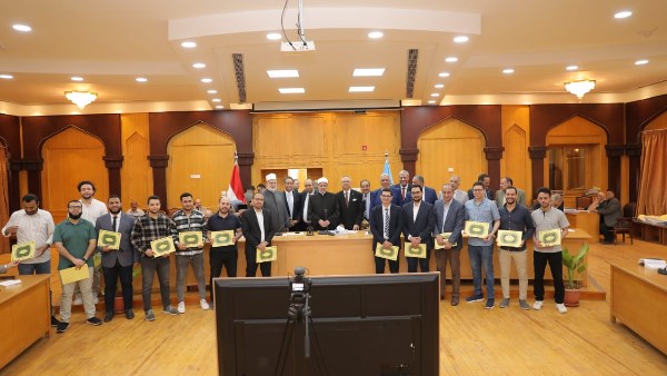 مجلس جامعة الأزهر يكرِّم عددًا من الأساتذة والأطباء