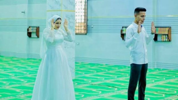 سيشن عريس وعروسة داخل أحد المساجد