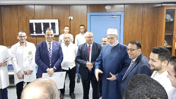 وكيل الأزهر خلال تفقد المستشفى 