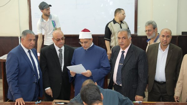 رئيس جامعة الأزهر يتفقد لجان امتحانات كلية القرآن الكريم بطنطا