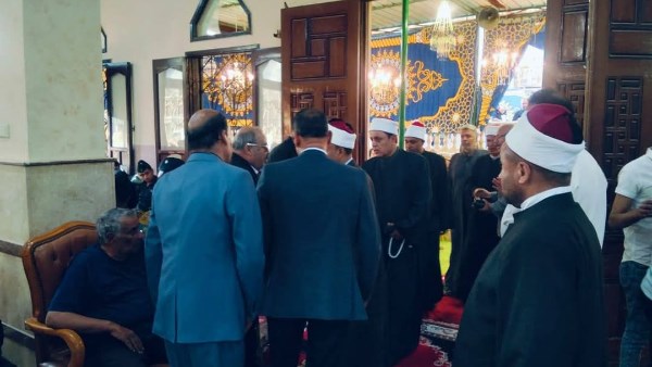 مدير مديرية أوقاف الإسماعيلية يقدم واجب العزاء لأسرة الطيار الشهيد