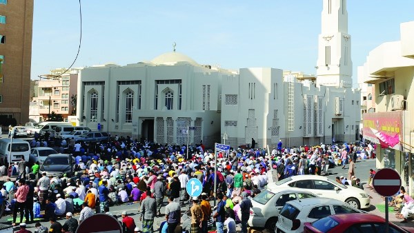 حكم صلاة الجمعة خارج المسجد لامتلائه بالمصليين.. احذر من سبق الإمام