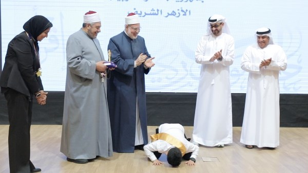 سجدة شكر.. طالب أزهري يحقق المركز الأول في «تحدي القراءة العربي» |فيديو