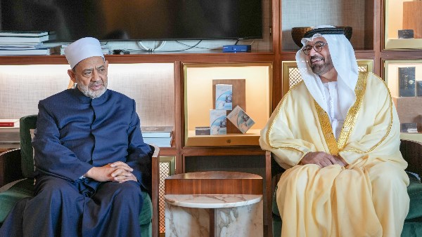 دعوة رسمية.. شيخ الأزهر يصل الإمارات للمشاركة في «قمَّة الإعلام العربي»