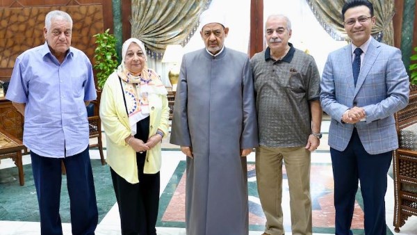 شيخ الأزهر مع حفيدي الشيخ رفعت في صورة قديمة