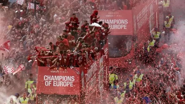 ليفربول يحتفل بلقب البريميرليج الـ20 بجولة حافلة في شوارع المدينة