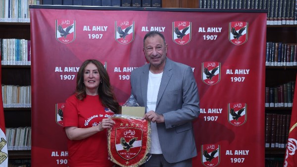 السفيرة الأمريكية ‏تزو الأهلي قبل المشاركة في مونديال الأندية
