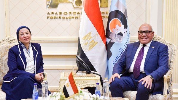 اللواء أ.ح مهندس "مختار عبد اللطيف " رئيس الهيئة العربية للتصنيع  والدكتورة "ياسمين فؤاد " وزيرة البيئة