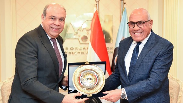 رئيس العربية للتصنيع ووزير الطيران المدني يشهدان توقيع بروتوكول تعاون مشترك