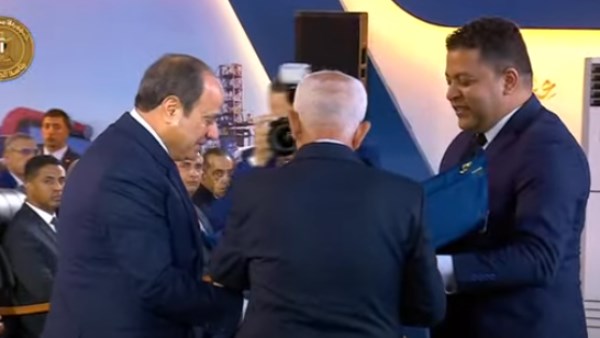 رئيس الاتحاد العام لنقابات عمال مصر يهدي الرئيس السيسي درع الاتحاد العام
