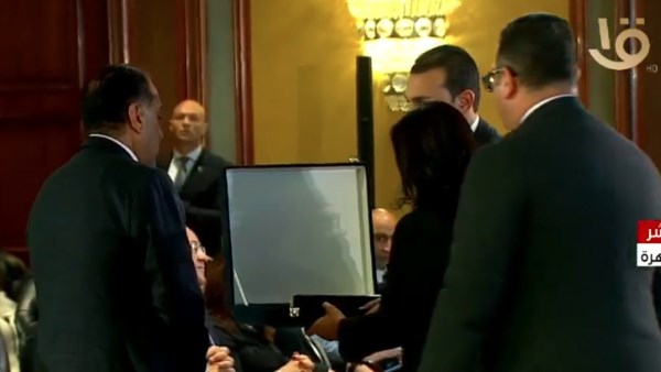 وزيرة التضامن تهدى رئيس الوزراء هدية تذكارية تحمل شعار تكافل وكرامة