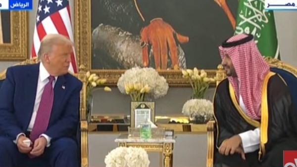 ولي العهد السعودي يستقبل الرئيس الأمريكي فور وصوله للمملكة