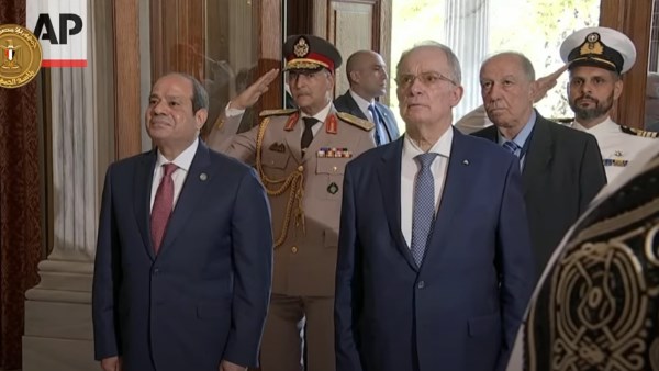 لحظة وصول الرئيس السيسي إلى العاصمة اليونانية أثينا