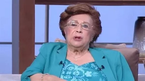 الطبيب المعالج لنوال الدجوي: لا تتابع السوشيال ميديا.. وقد تكون لم تبلغ بوفاة حفيدها