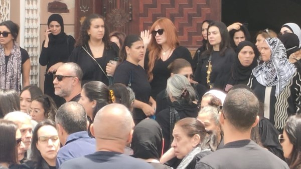 يسرا وإلهام شاهين أبرز الحضور.. انهيار كارول سماحة من البكاء فى جنازة زوجها