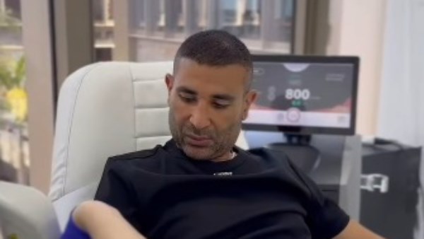 أحمد سعد يبدأ جلسات إزالة التاتو من جسده