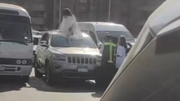 فتاة تقوم بحركات استعراضية ويوجا أعلى كوبري أكتوبر